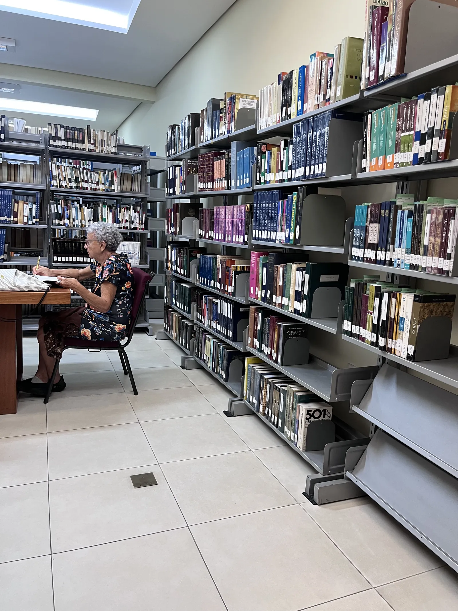 Estantes da biblioteca do SIBIMA com acervo teológico