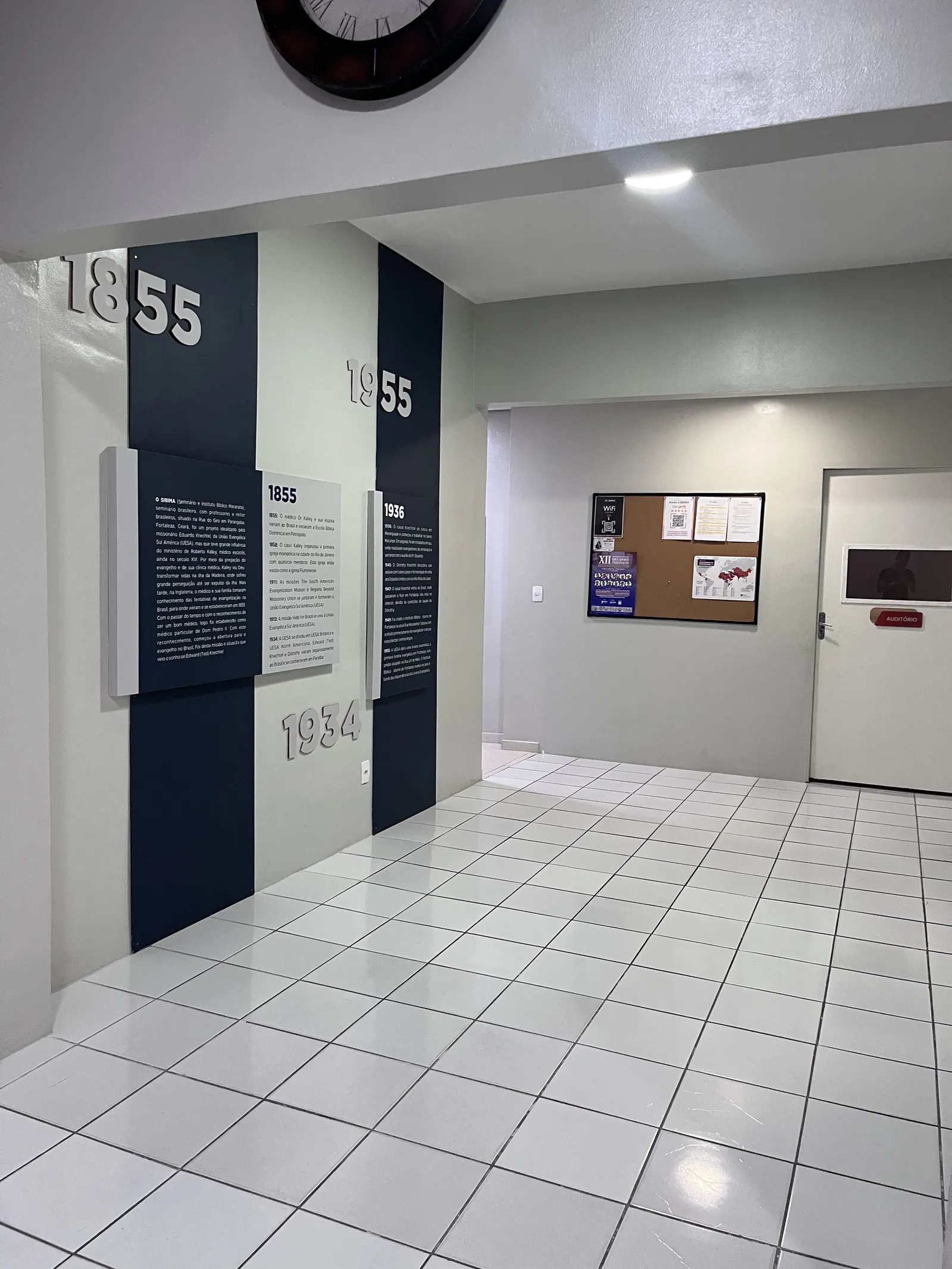 Corredor do SIBIMA com painéis contando a história do seminário desde 1855