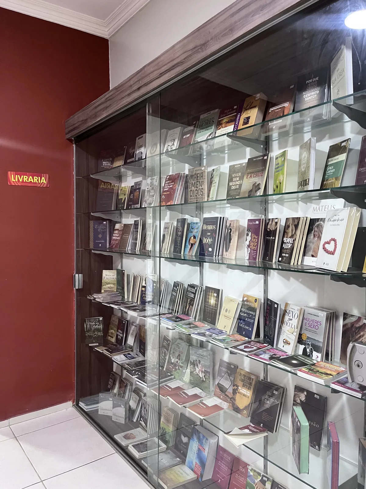 Livraria do SIBIMA com prateleiras de livros teológicos